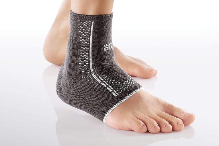 L&R Cellacare® Malleo Comfort Active Ankle Support comprimeert en ondersteunt het enkelgewricht.